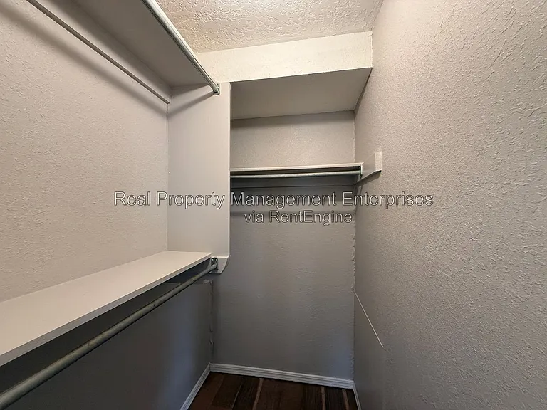 1071 Castlebury Mansion — Photo 17