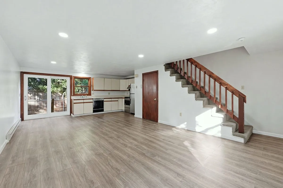 2 bed, 1.0 bath, 880 sqft, $2,000 — Photo 2