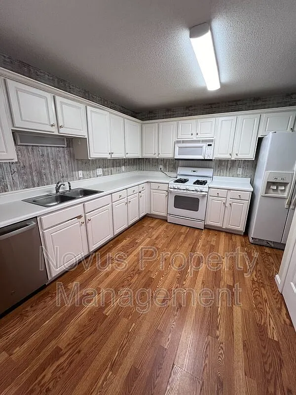 3 bed, 2.5 bath, $1,649 — Photo 3