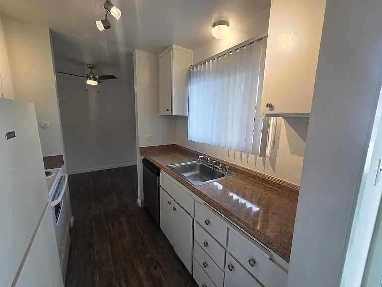 Tropic Sands Apartments — Photo 11