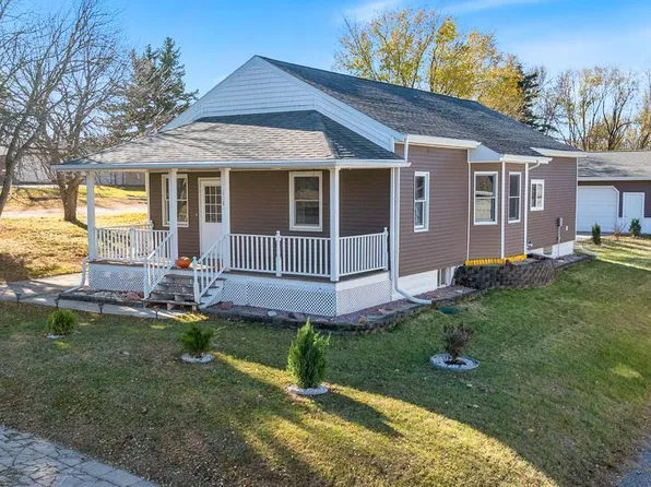 108 3rd St, Russell, MN 56169