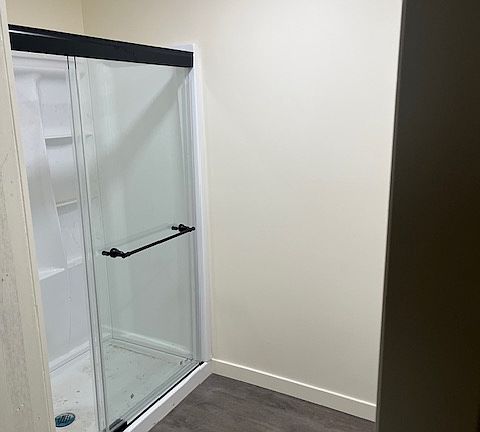 Bathroom w/walk-in shower