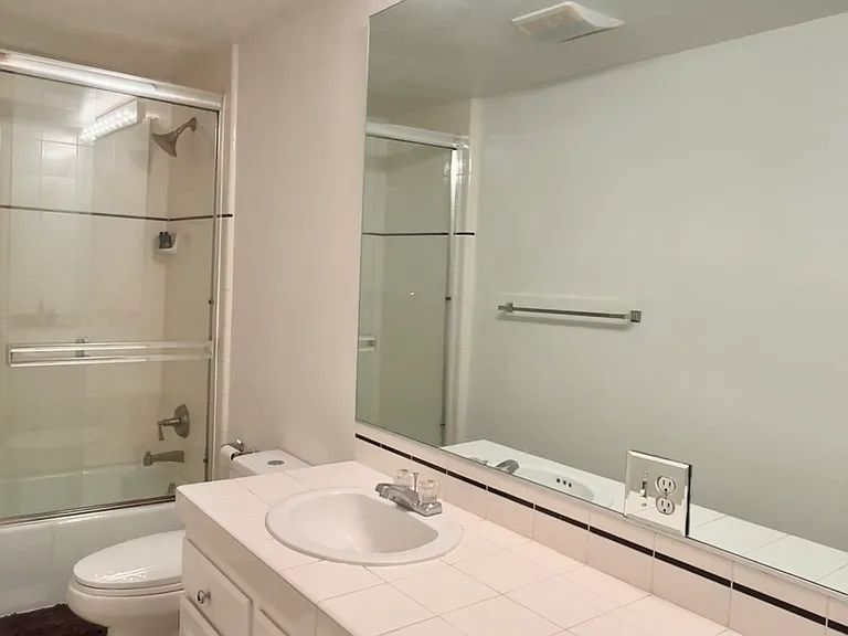 Upstairs full bathroom