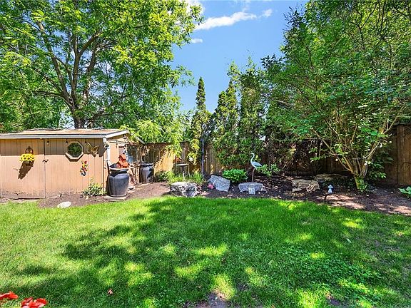 4th image of 240 Willowdale Ave
