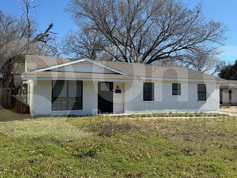 4320 Live Oak Dr — Photo 2