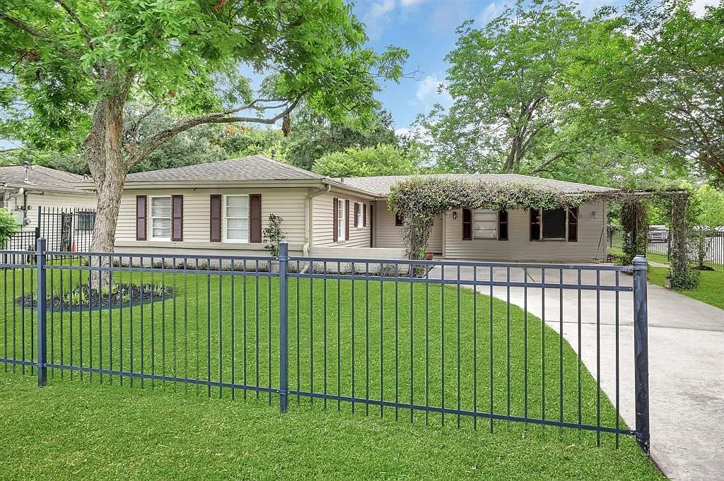 4 bed, 2.0 bath, 1664 sqft, $1,495 — Photo 2