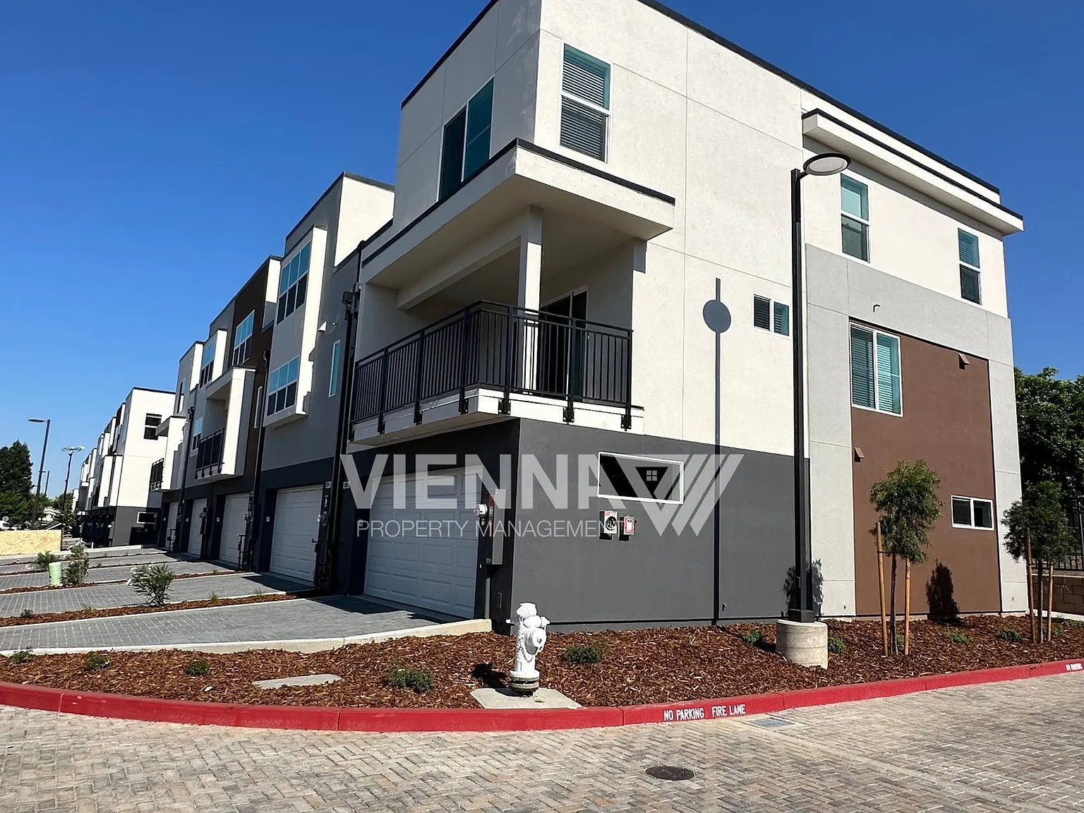 3 bed, 3.5 bath, 1956 sqft, $2,645 — Photo 3