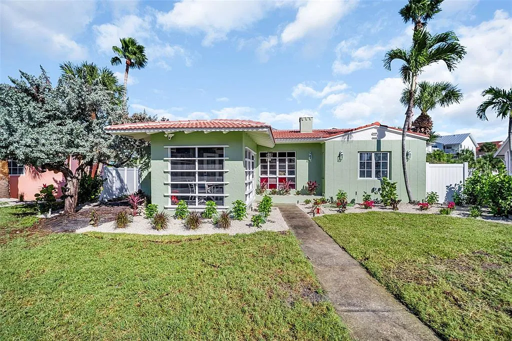 3 bed, 2.0 bath, 1243 sqft, $5,000 — Photo 1
