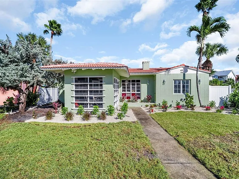 16613 Gulf Blvd — Photo 1