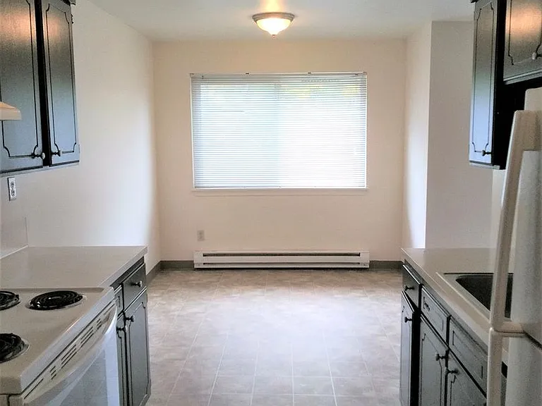 Hill Town Apartments — Photo 33
