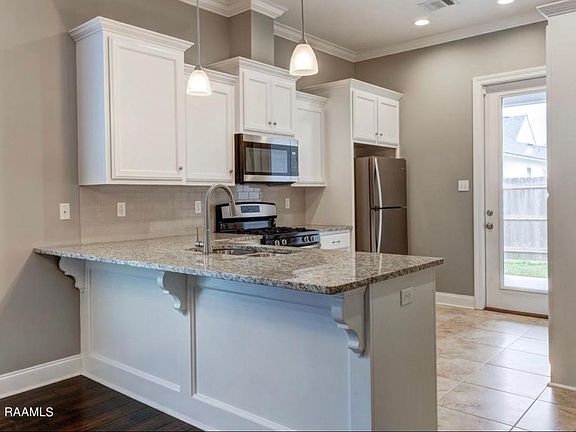 3rd image of 105 Parker Ln