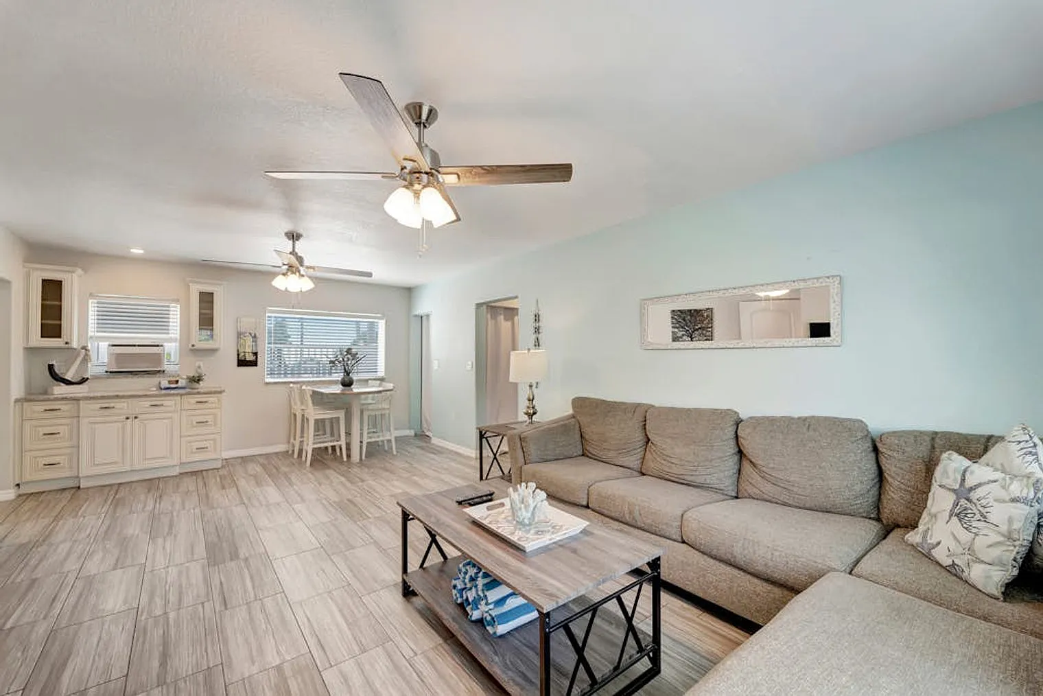 2 bed, 1.0 bath, 893 sqft, $4,313 — Photo 3