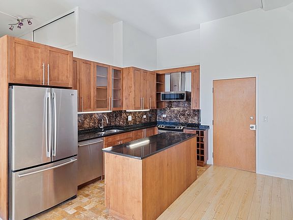 4th image of 1800 W Roscoe St APT 315