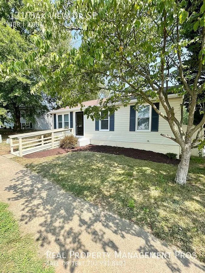 Beautifully Updated 3 Bedroom 2 Bath Single Family Home In The Heart of Leesburg For Rent! — Photo 3
