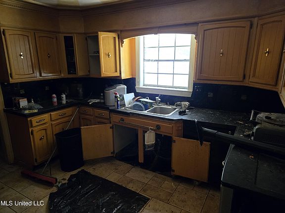 4th image of 4790 Sherry Dr