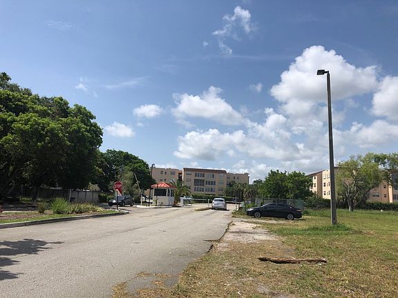 4th image of 2800 Somerset Dr APT 118