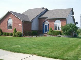52515 Robins Nest Dr, Chesterfield, MI 48047