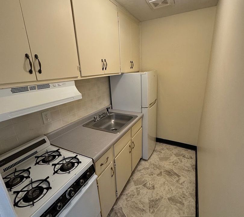 2nd image of 2202 Hancock St #3H