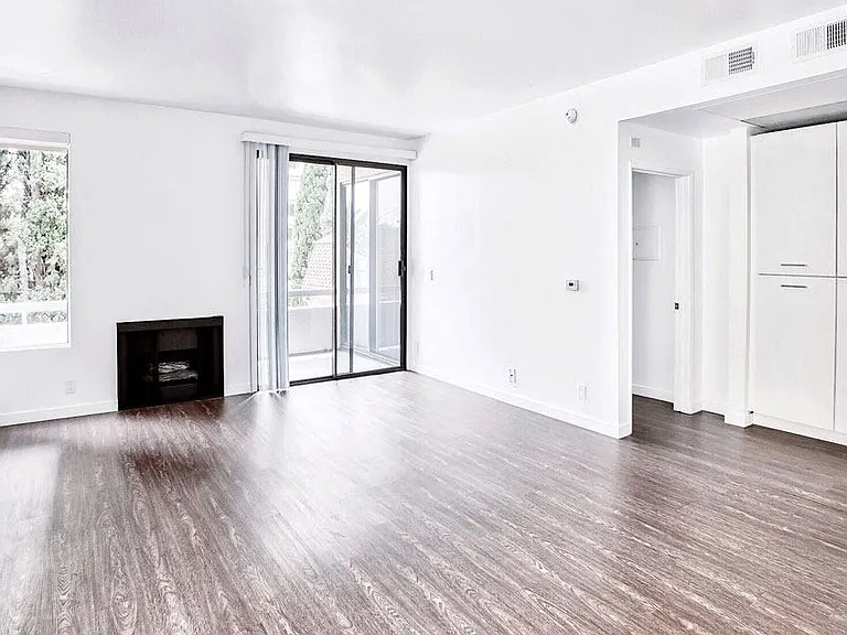 1912 Whitley Ave — Photo 3
