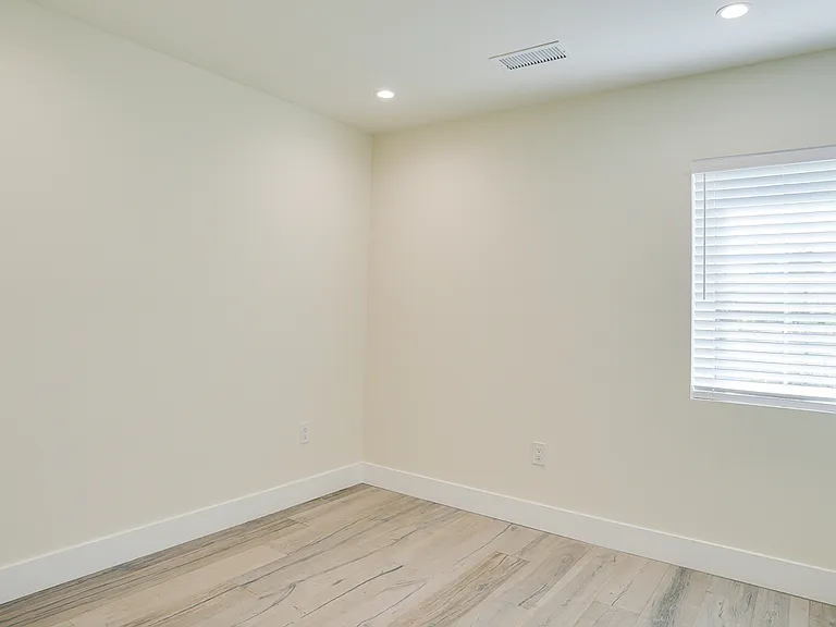 3938 S Victoria Ave — Photo 24