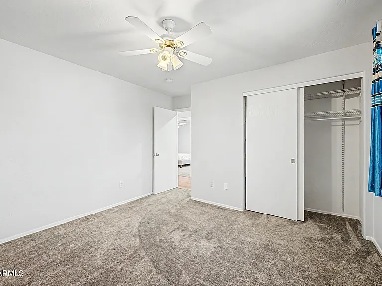 1015 E Irma Ln — Photo 28