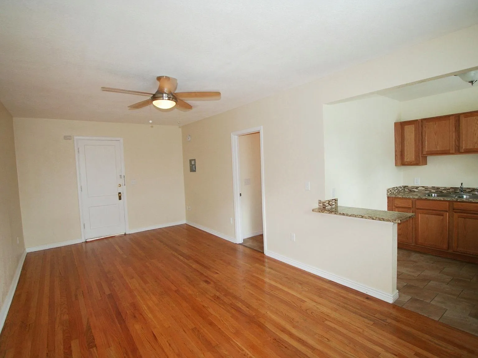 Studio, 425 sqft, $1,050 — Photo 4