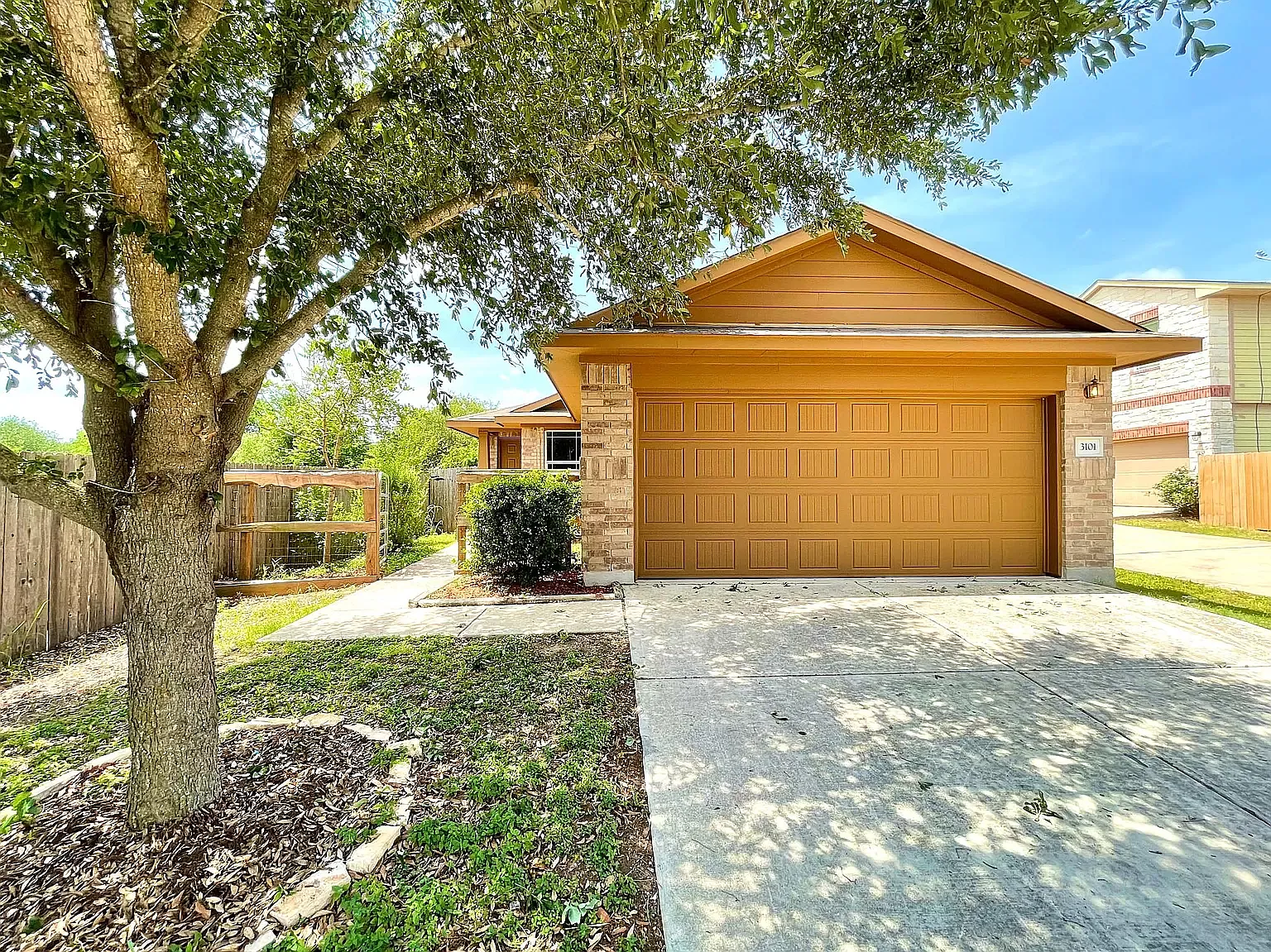 3 bed, 1348 sqft, $2,200 — Photo 2