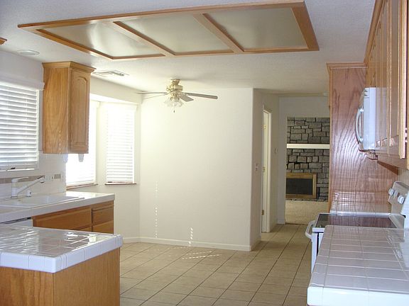 Large Kitchen w/ lots of cabinets