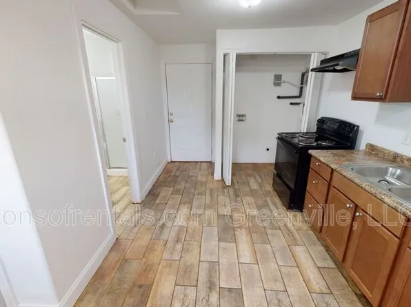 5 G Daniel Ave, Greenville, SC 29611
