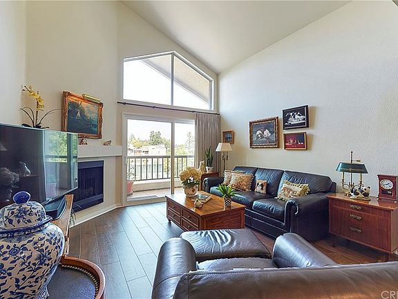 2nd image of 5530 Owensmouth Ave APT 304