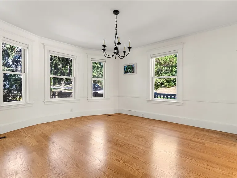 161 Highland Ave — Photo 8