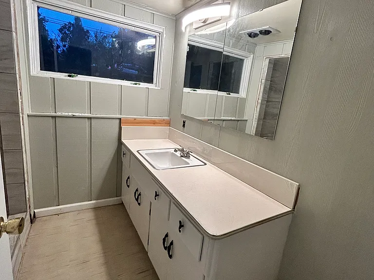 Full bathroom (downstairs)
