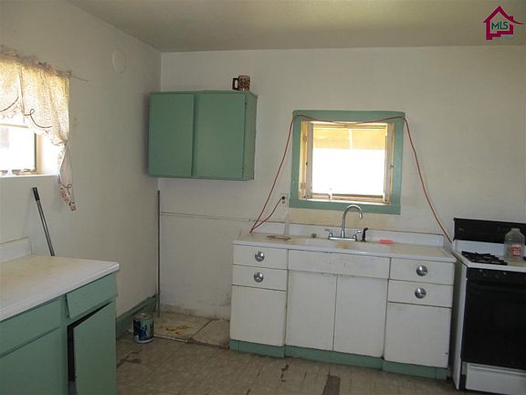 4th image of 708 N Mesquite St