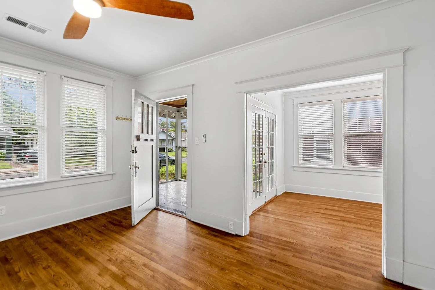 2 bed, 1.0 bath, 1010 sqft, $1,900 — Photo 4