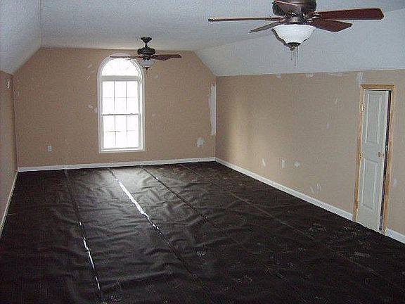 Large Bonus Room with full Bathroom