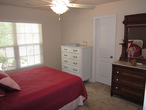 Bedroom 2-Ceiling fan, walk-in closet, double window, plantation blinds.