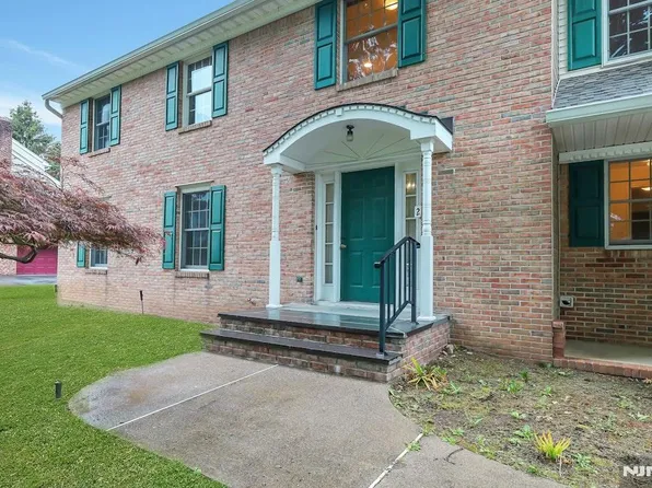 2 Rogers Ct, Midland Park, NJ 07432