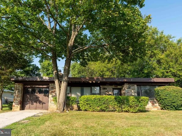 2013 Boxwood Dr, Broomall, PA 19008