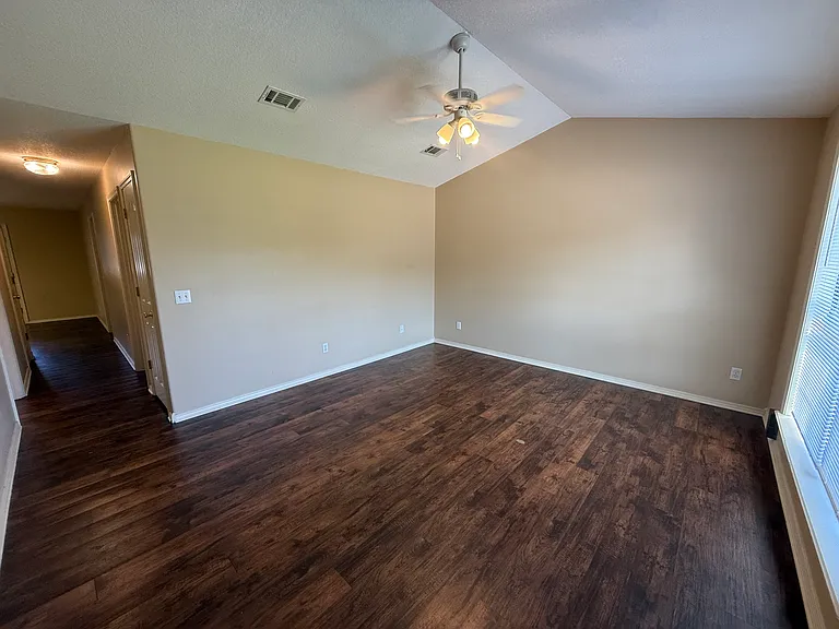 2618 W C St — Photo 2