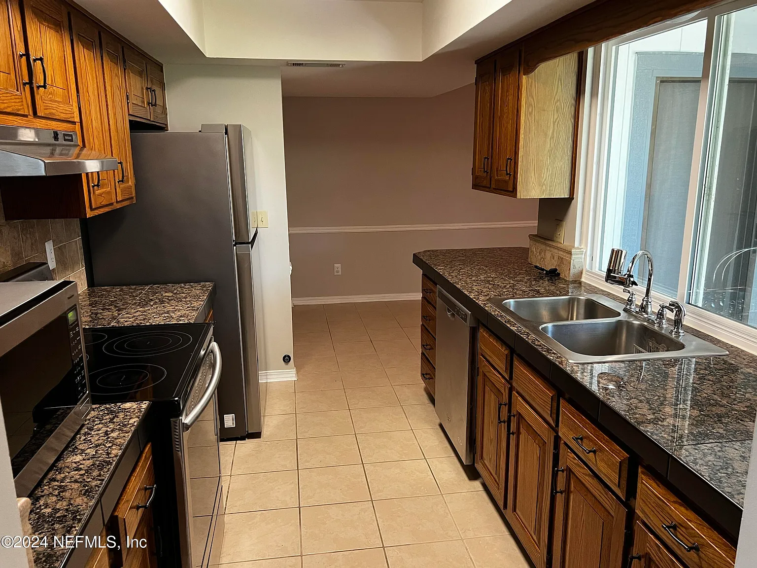 3 bed, 2.0 bath, 1704 sqft, $2,350 — Photo 2