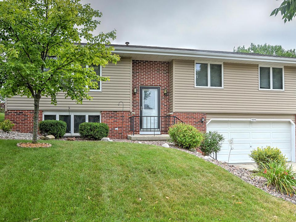 1st image of 925 Squire Ln