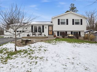 1555 Winterberry Ct, Walworth, NY 14568