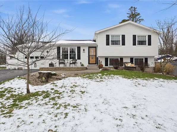 1555 Winterberry Ct, Walworth, NY 14568