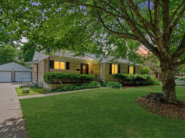 2112 Boudreau Dr, Urbana, IL 61801