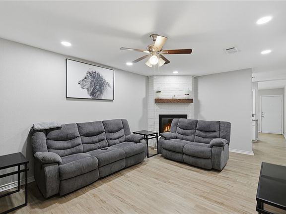 5th image of 1919 Pine Tree Dr