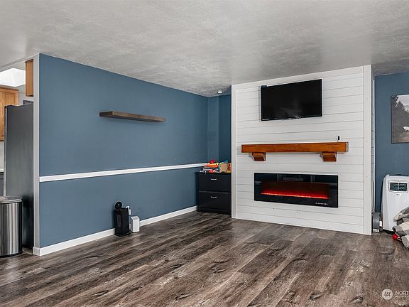 5th image of 851 NE 194th Street