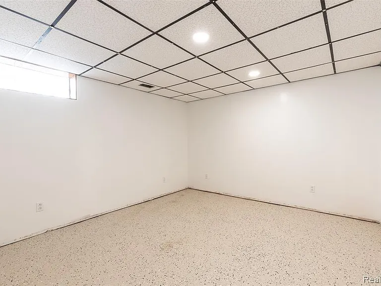 613 Riverbank St — Photo 18