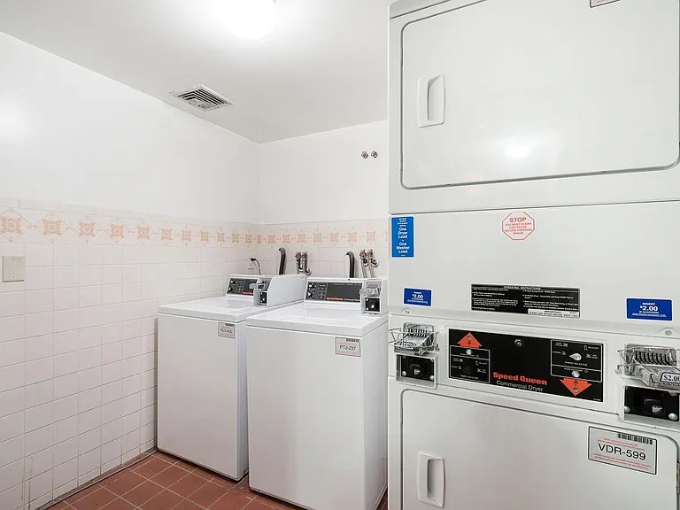 834 Hudson St #1C — Photo 14