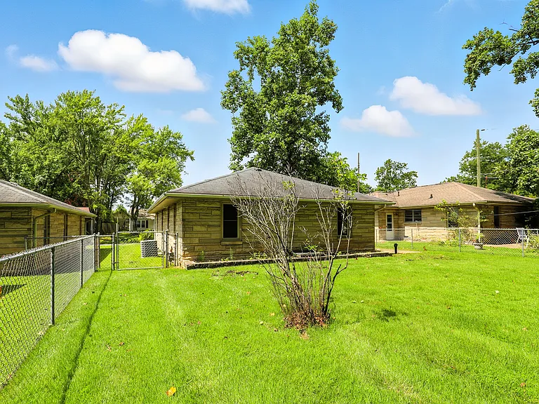 905 S Henderson St — Photo 12