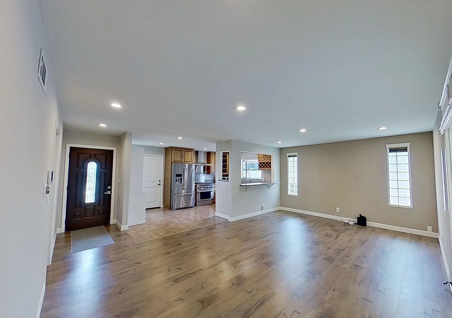 14321 Riviera Dr Spacious 4 Bed 2 Bath + Bonus Room Home in Huntington Beach! — Photo 3